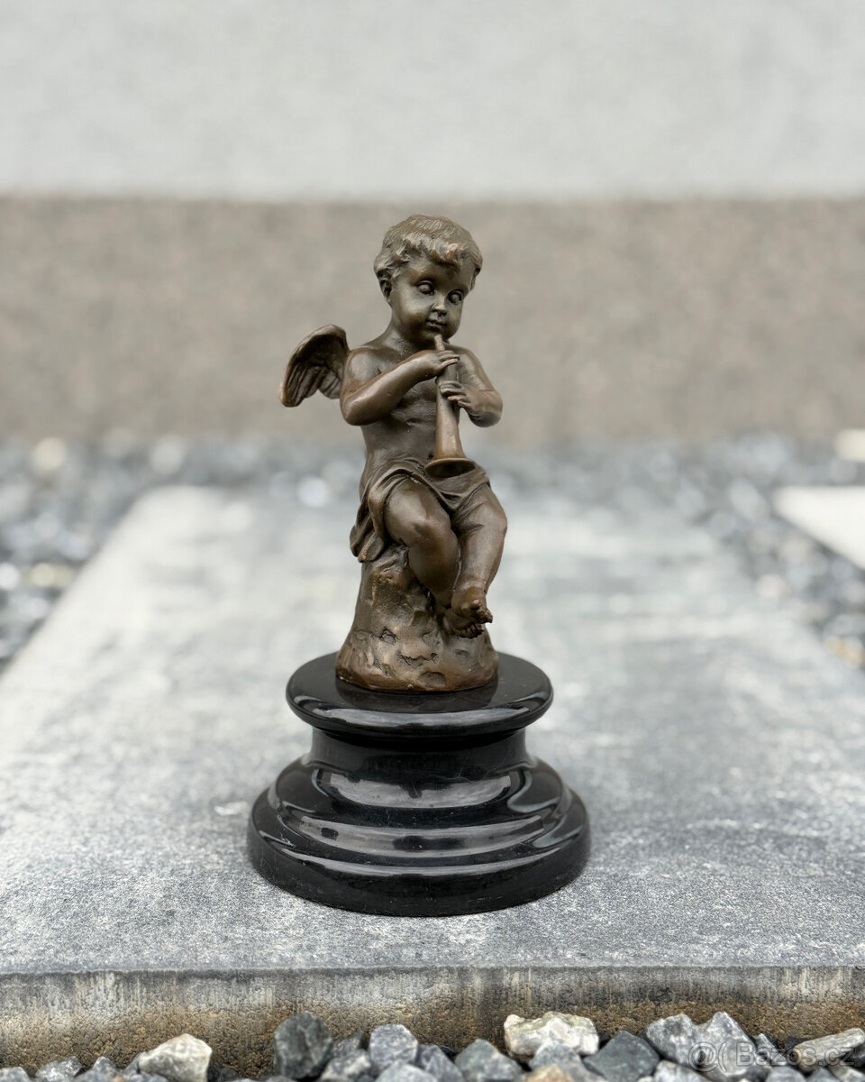 Bronzová socha Putto s flétnou andělská soška dítěte bronz - 7