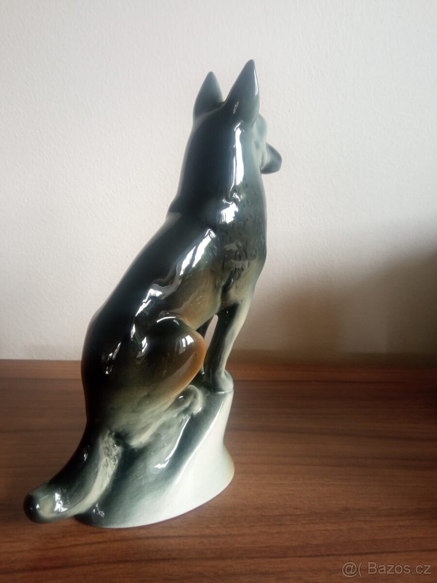 Porcelánový pes-vlčák,výška 25 cm,pravé ucho mírně ťuklé - 7