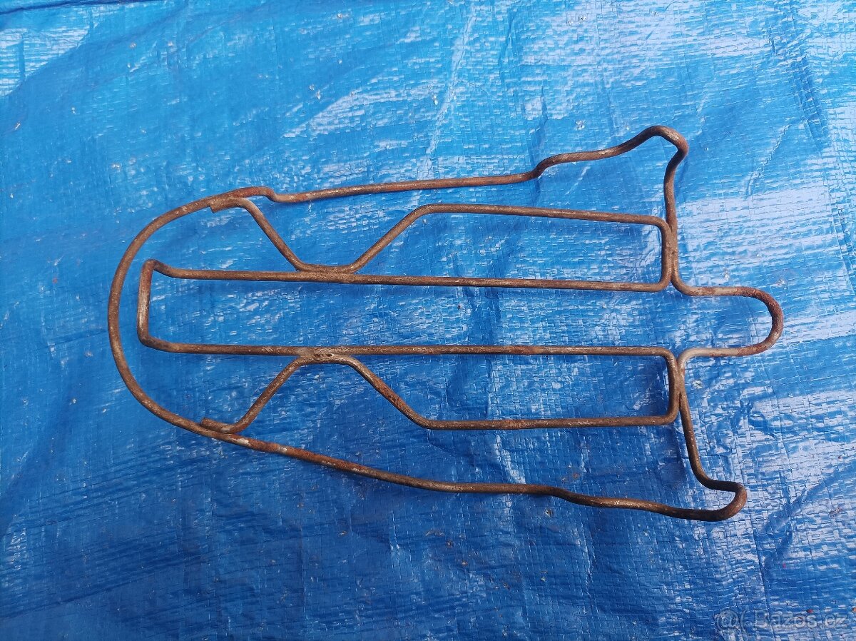 Kovový stojánek pod starou žehličku - 7