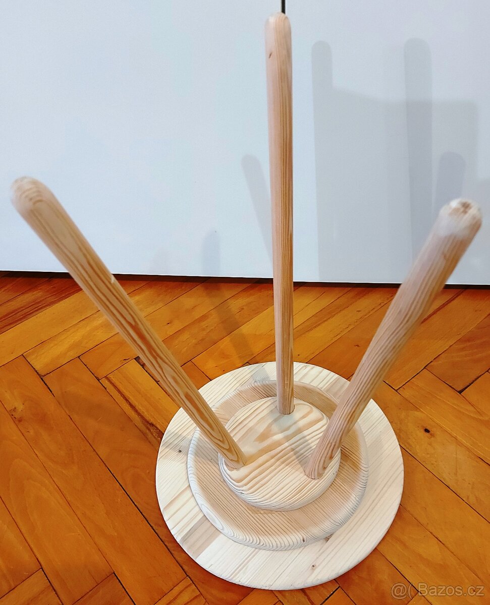 Květinový stolek na trojnožce.,, - 7