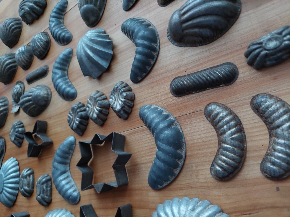 Stará secesní vykrajovátka na sušenky a formičky na cukroví - 7