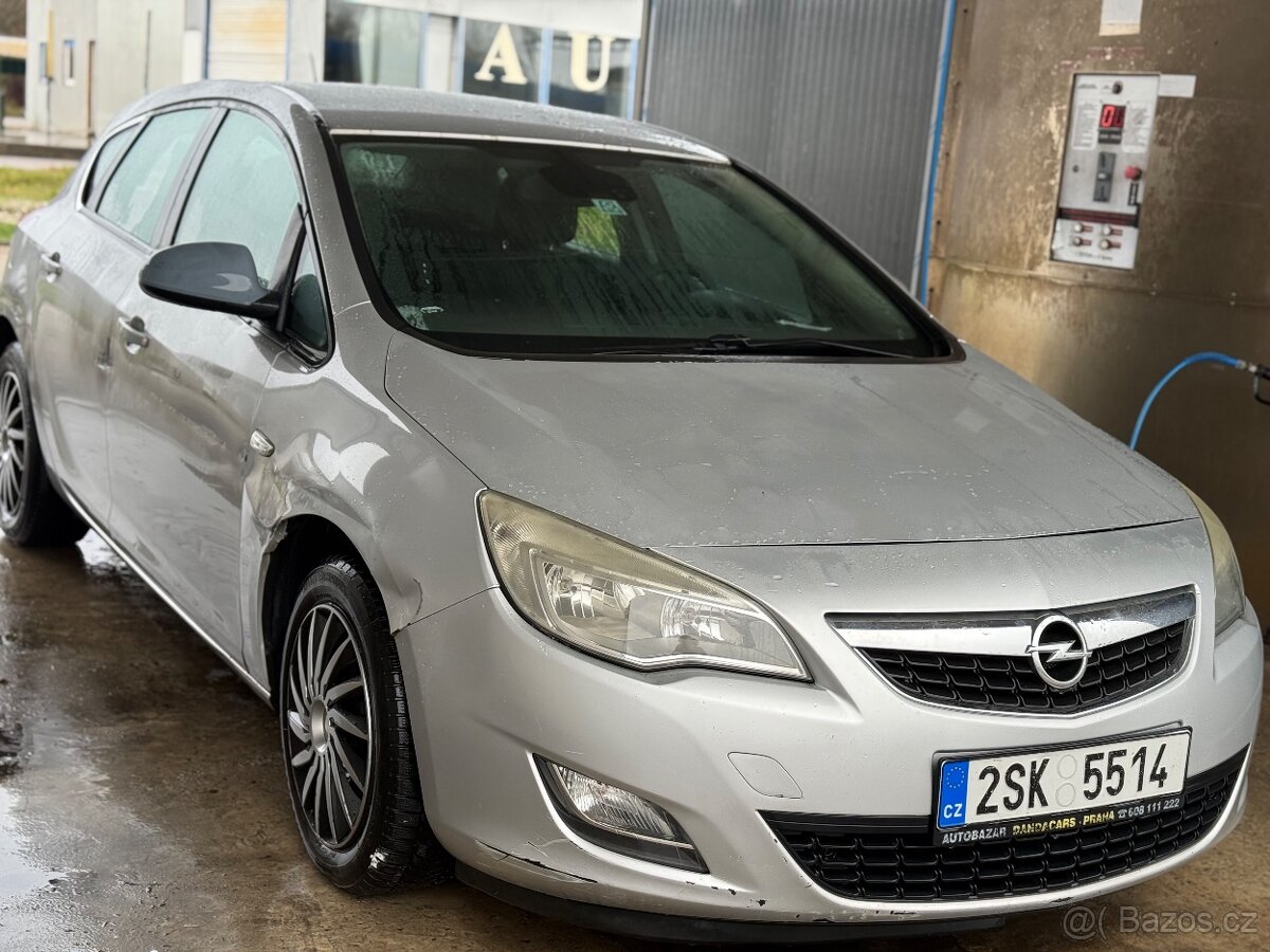 Opel Astra J 1.4 benzin rok 2010 - 7