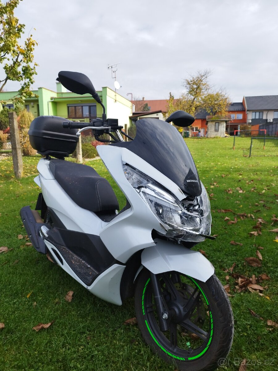 Havarovaný skůtr Honda PCX 125 - 7