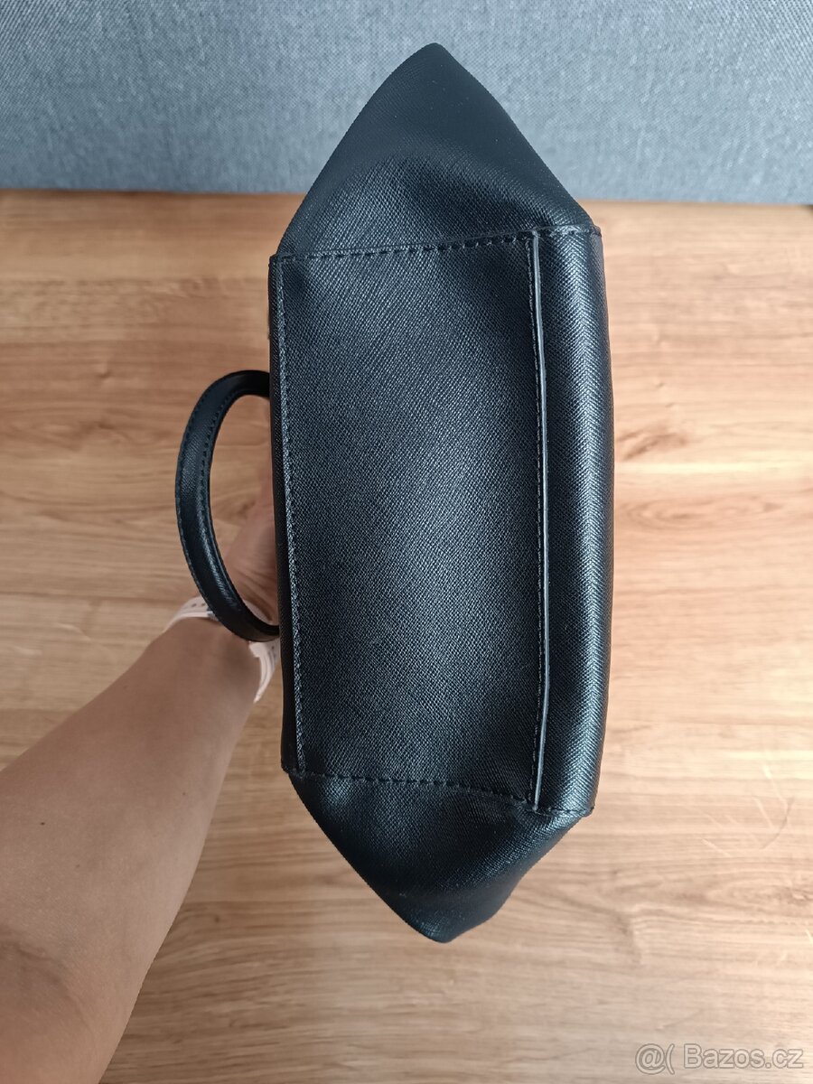 Černo/bílá kabelka Guess - 7