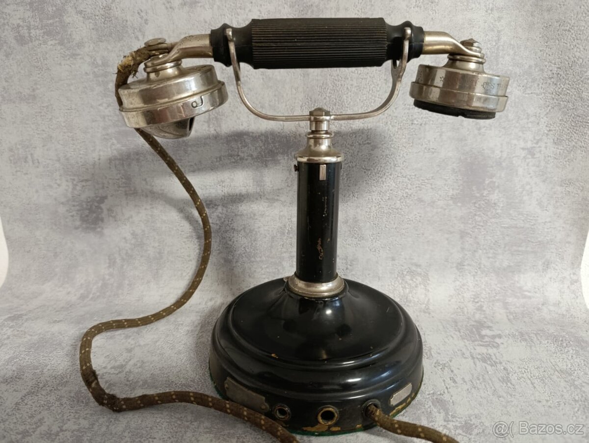 Velmi starý telefon s kruhovou základnou.se stítkem Ericsson - 7