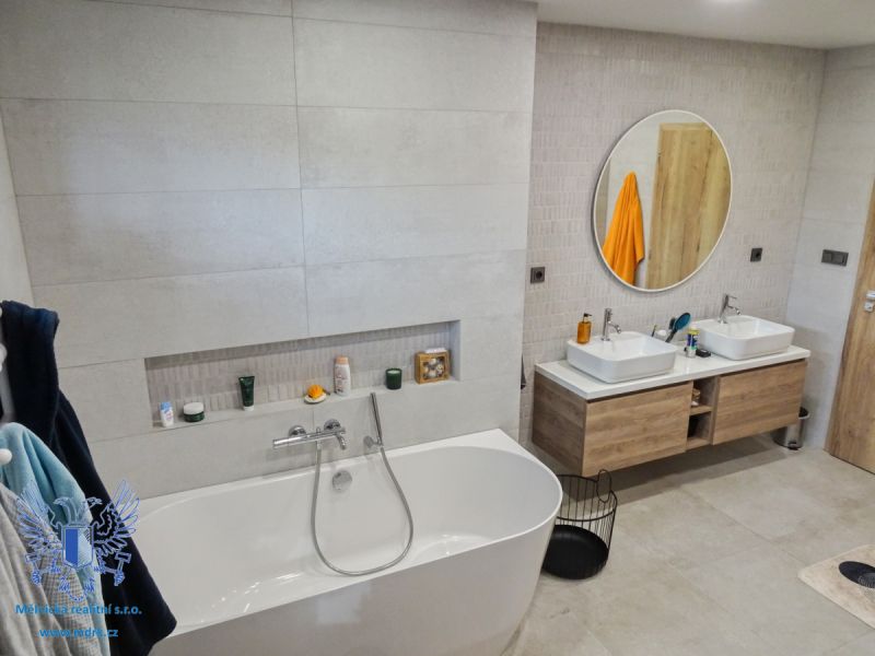 Prodej poloviny vily v centru Mělníka - 7