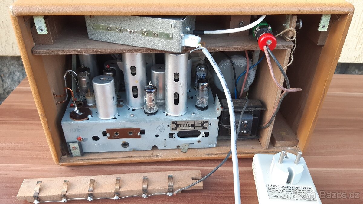 Elektronkové bateriové rádio TESLA 3101B - 7