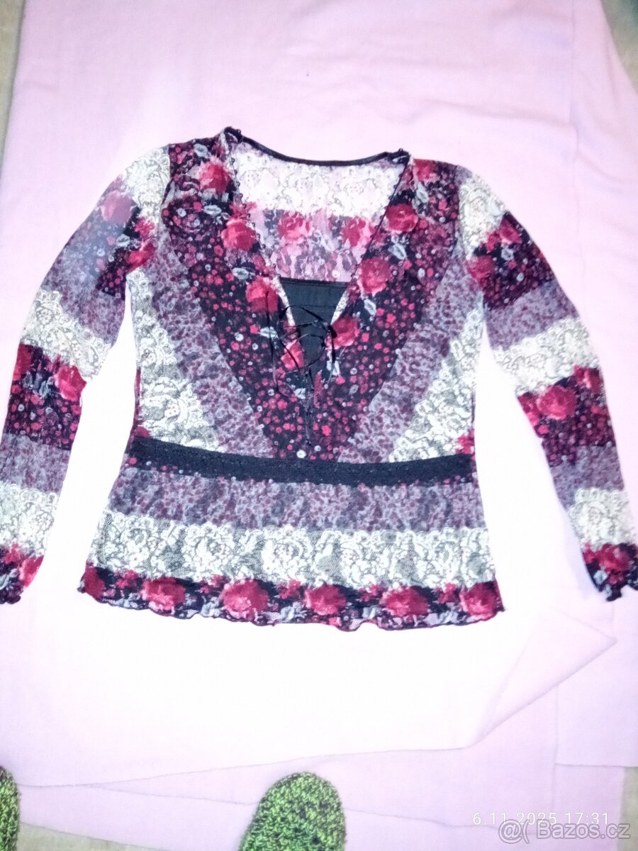 Krásné hnědé lesklé šaty na ples v letošní módní barve - 7