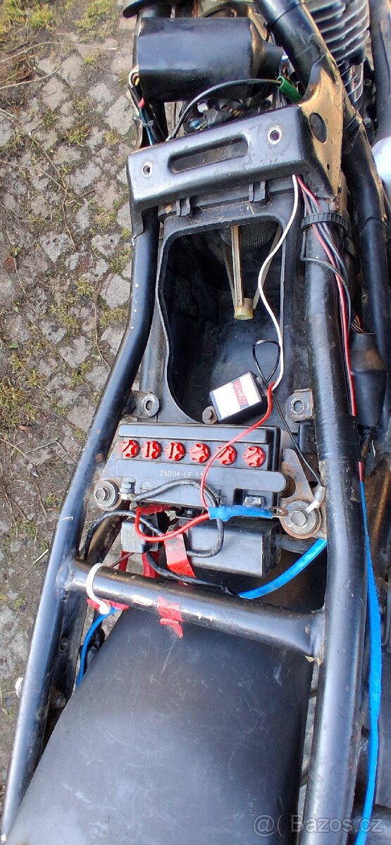 Prodám suzuki dr 600 nepojizdna - 7