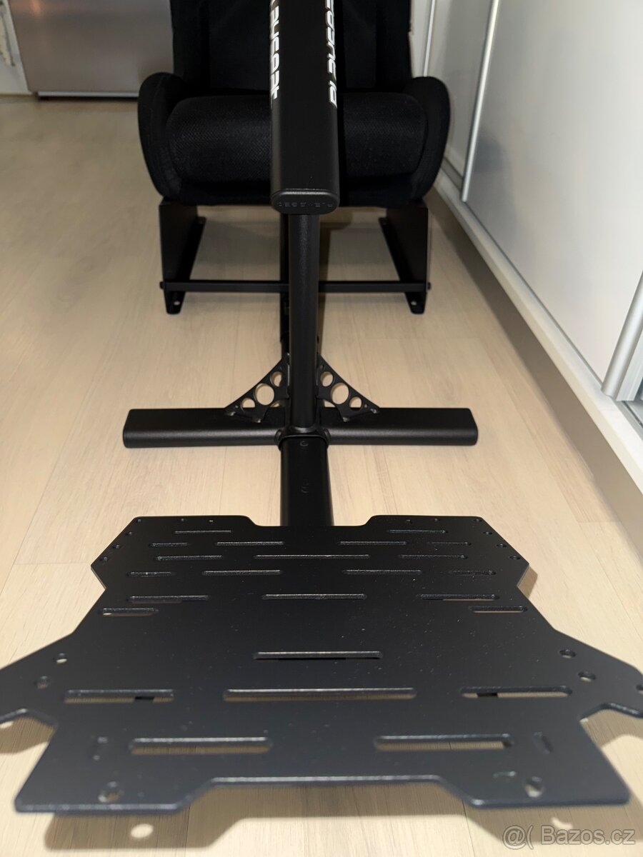 Playseat EVOLUTION black + Logitech G923 - 7