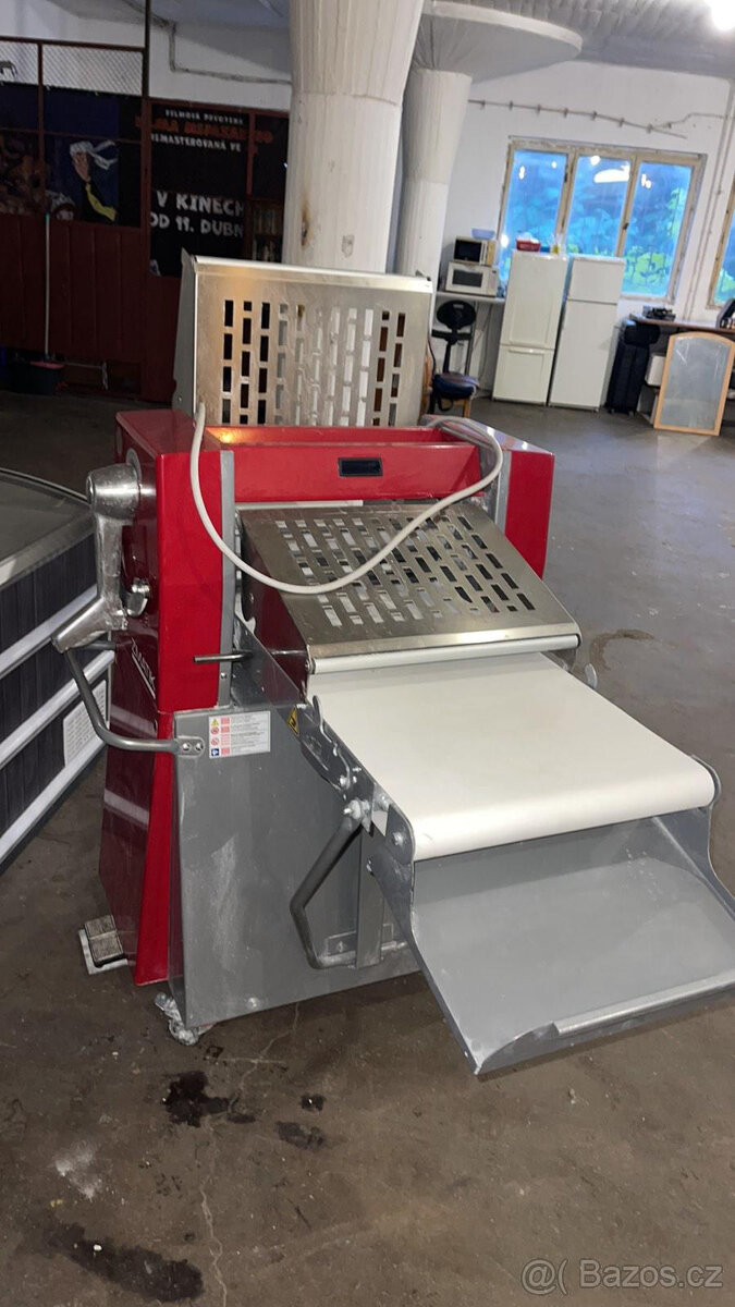 Prodám profesionální hnětač těsta. - 7