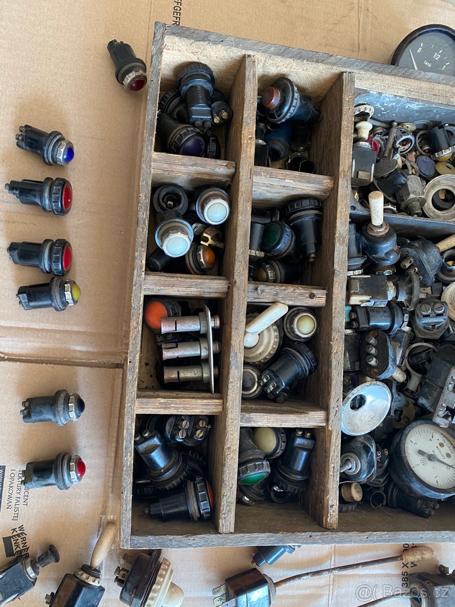 Kontrolky, přepínače, vypínače, atd... - 7