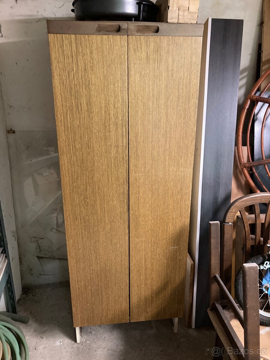 Zdarma díly kuchyně, psací stůl , atd. - 7