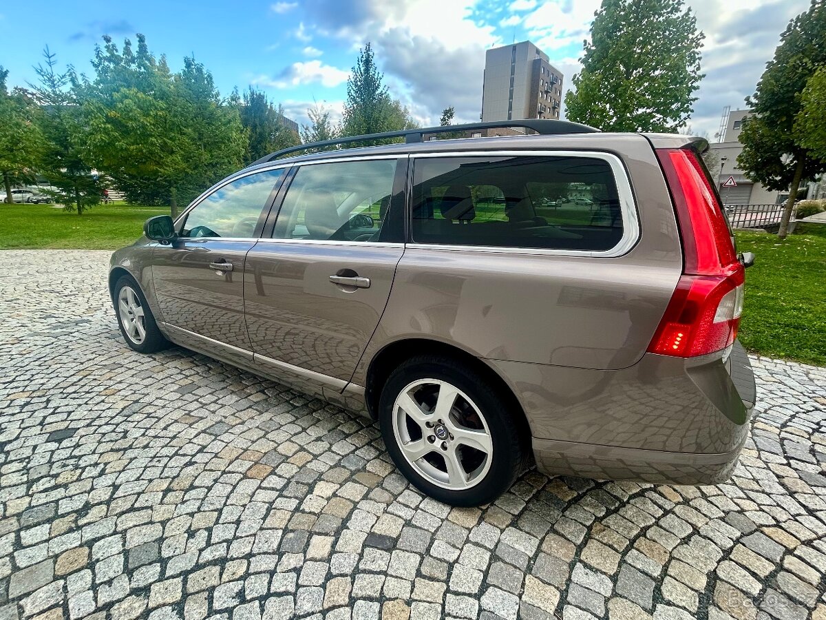 VOLVO V70 2.0D4 120KW 5VÁLCE SUMMUM AUT-KUŽE-Bi XENON-ACC - 7