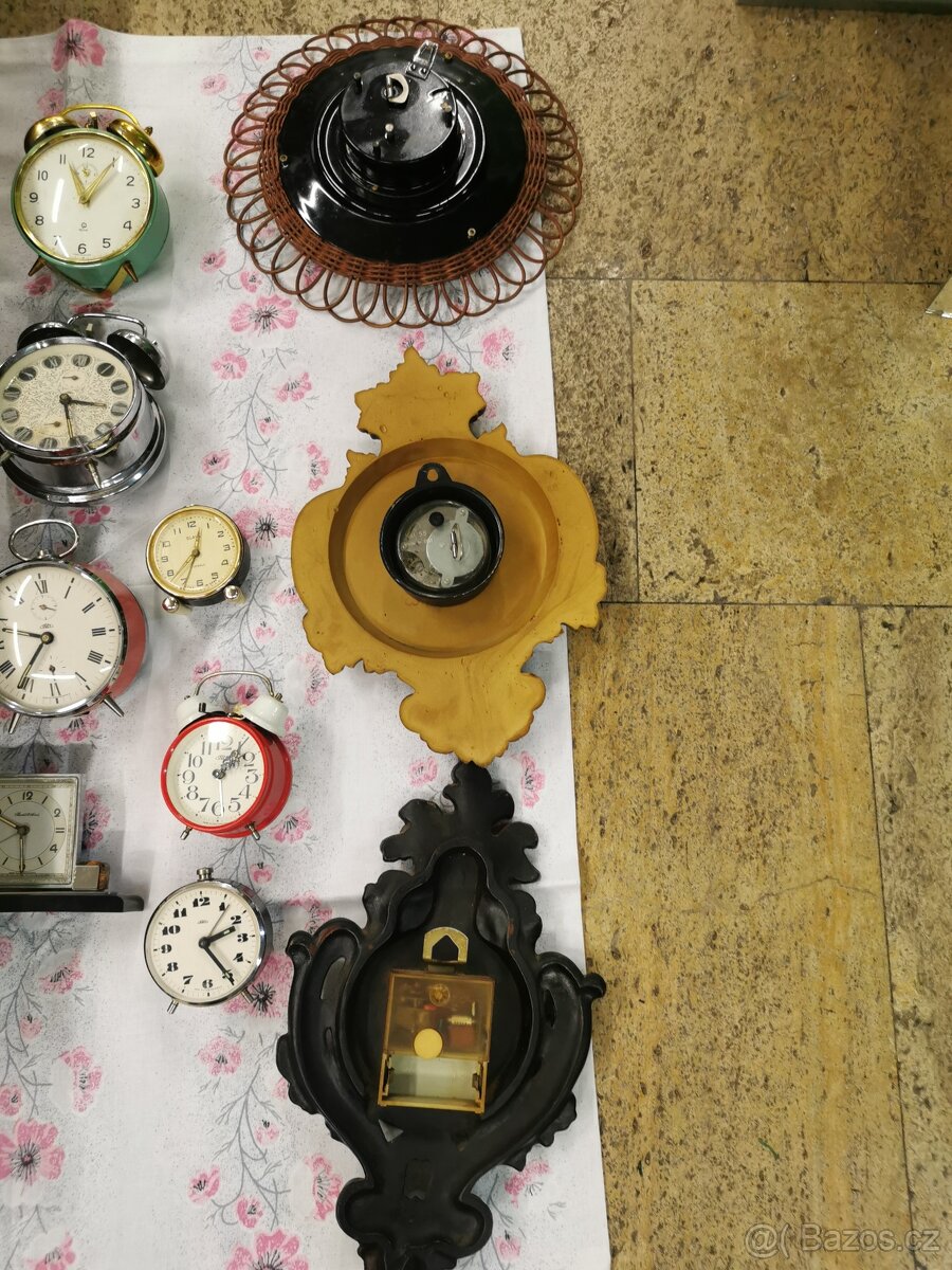 Staré mechanické budíky, nástěnné hodiny. - 7