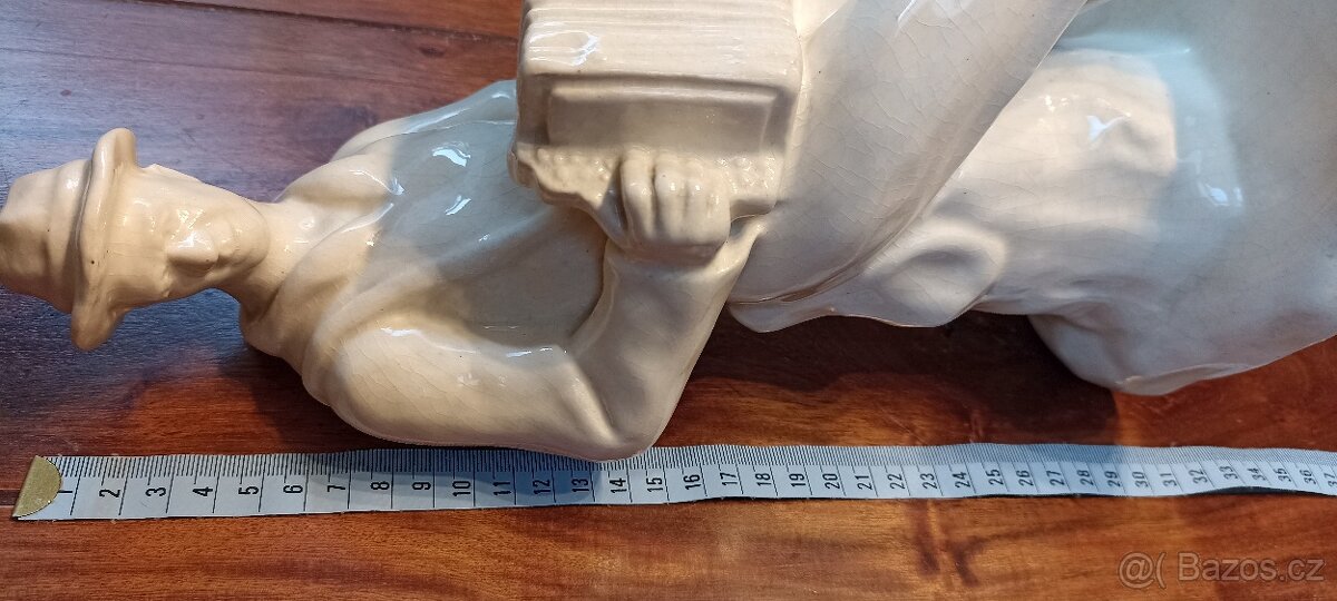 Porcelánová figurka-muž hrající na akordeon - 7