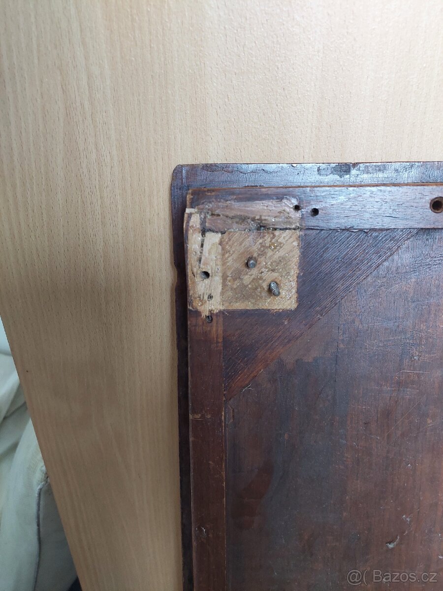 Ručně vyřezavany stolek - 7