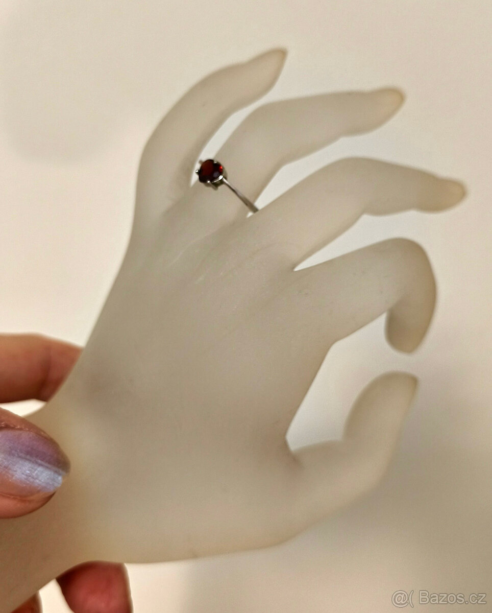 Stříbrný prsten s granátem. - 7