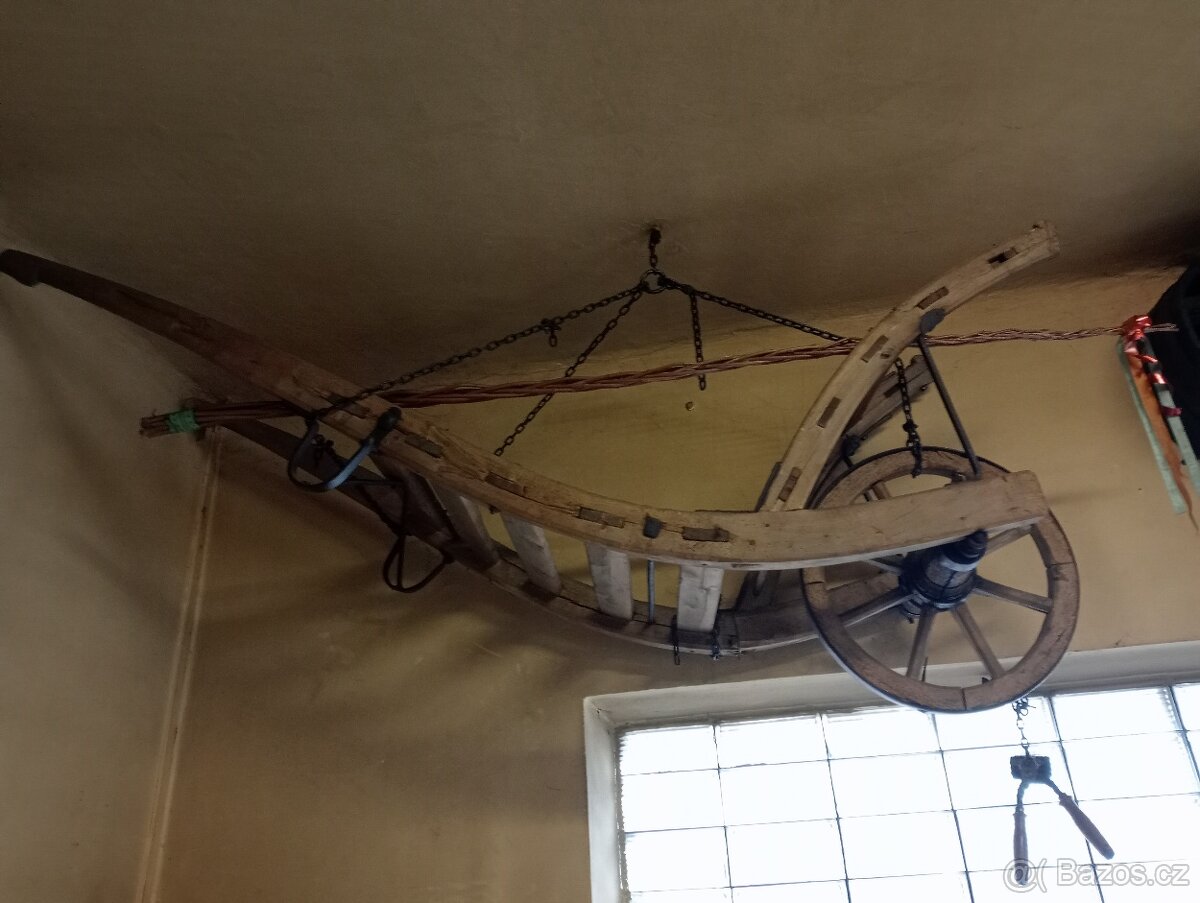 Rustikální selský nábytek, lovecké vybavení vesnické hospody - 7