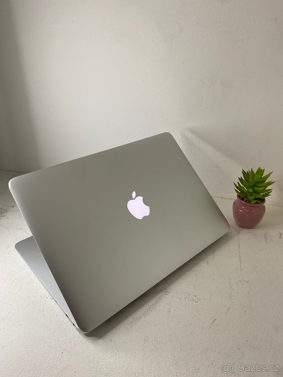 Apple MacBook Air 13″ (Early 2015) - 7