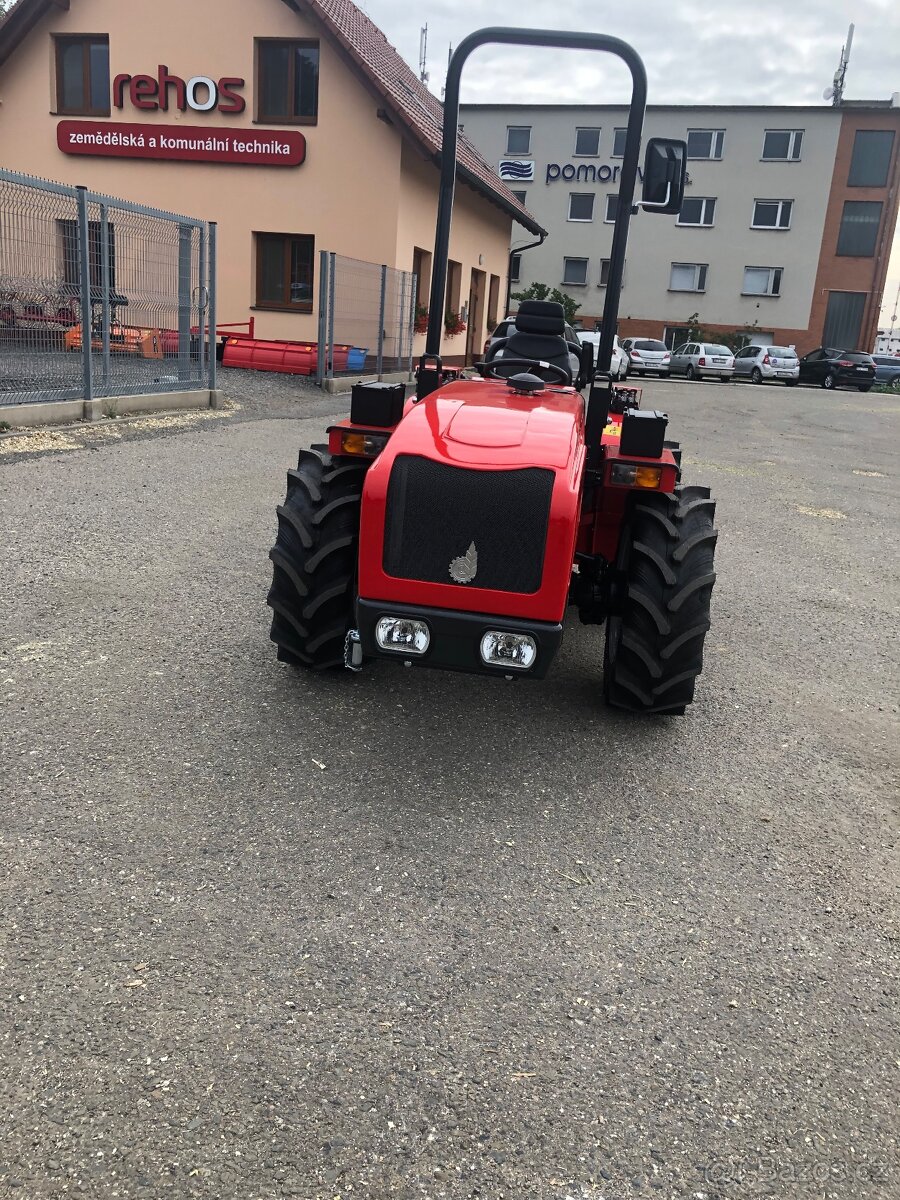 Malotraktor AGT 960 R - otočné pracoviště, 50 HP - 7