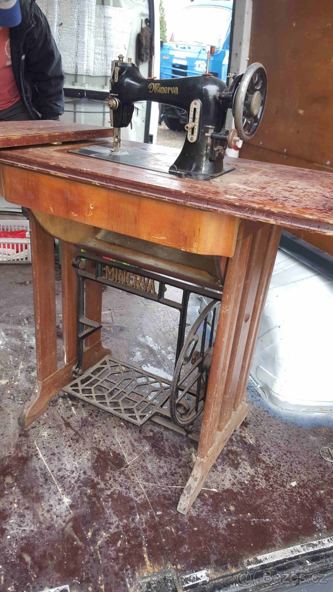 starožitný šicí stroj - 7