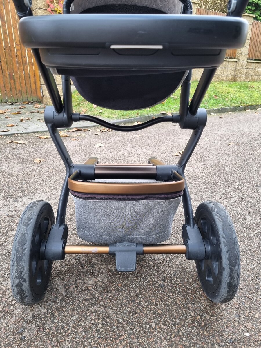 Prodám kočárek vojkombinaci Joolz day 3 Studio graphite grey - 7