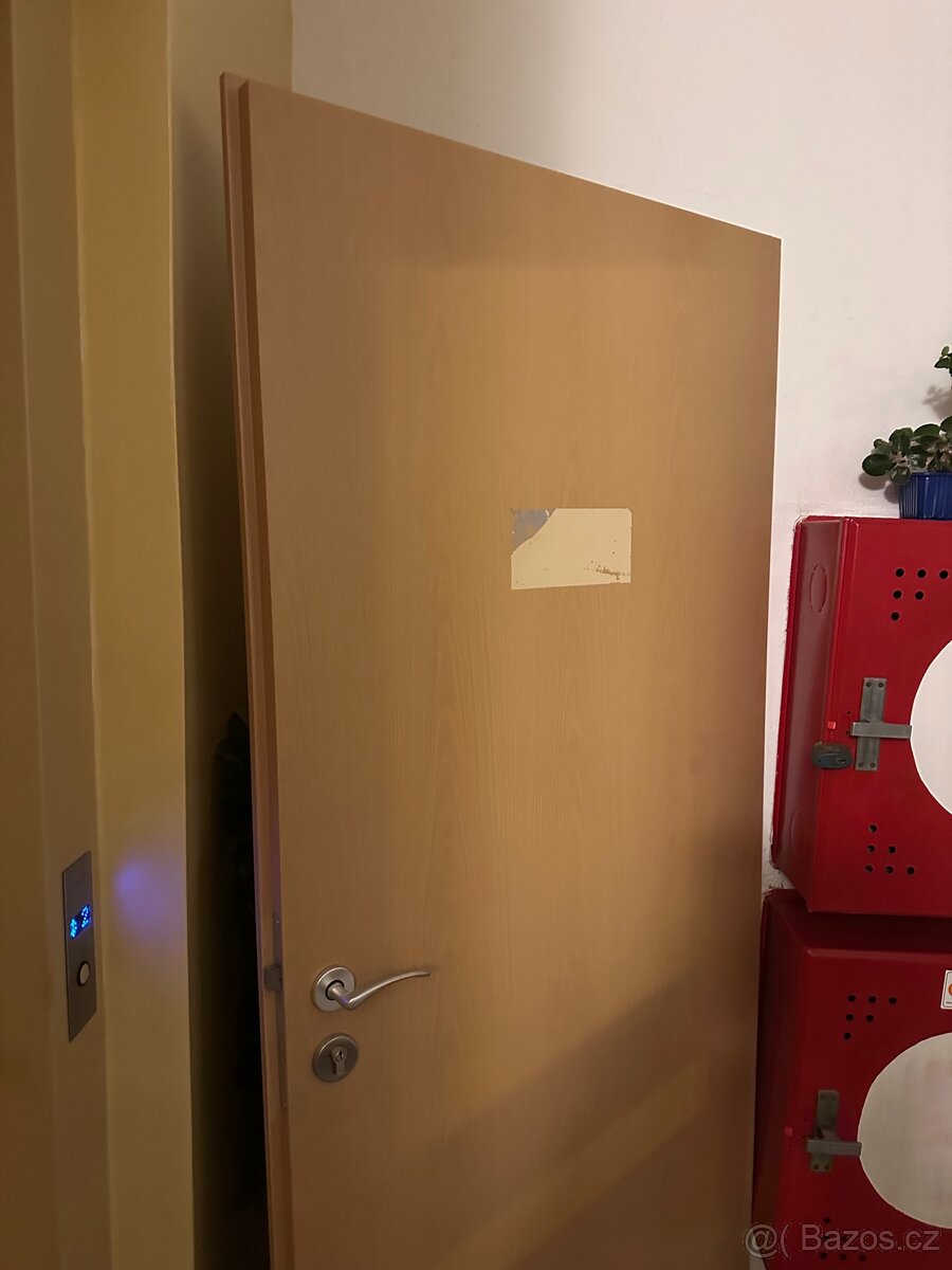 ZDARMA, ZA ODVOZ - Bílé dveře plné 60cm pravé - 7