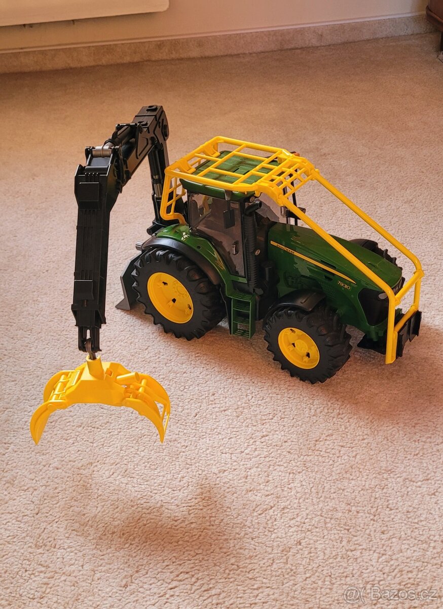 Bruder lesny traktor John Deere 7930 - 7
