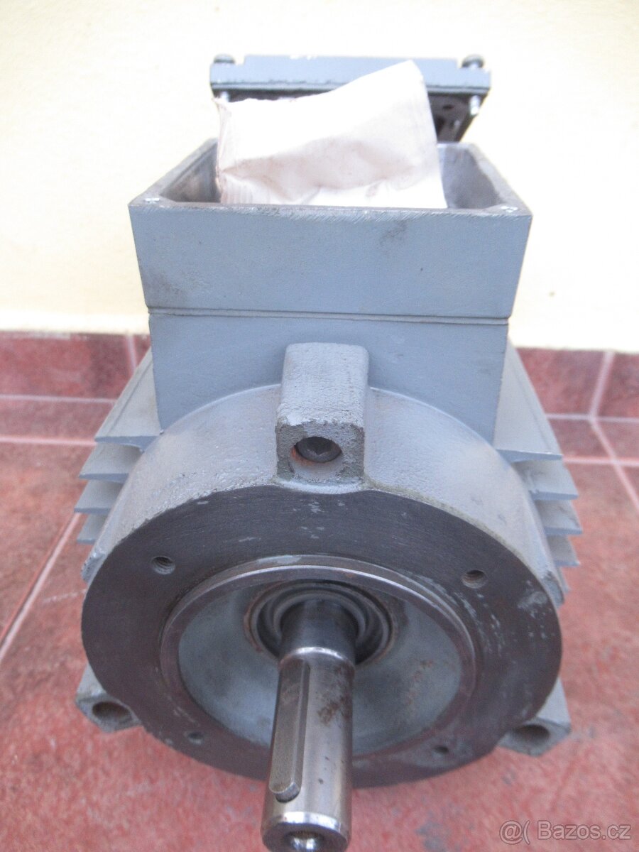 NEPOUŽITÝ patkový elektromotor s přírubou 380V.0,75kw-2840ot - 7