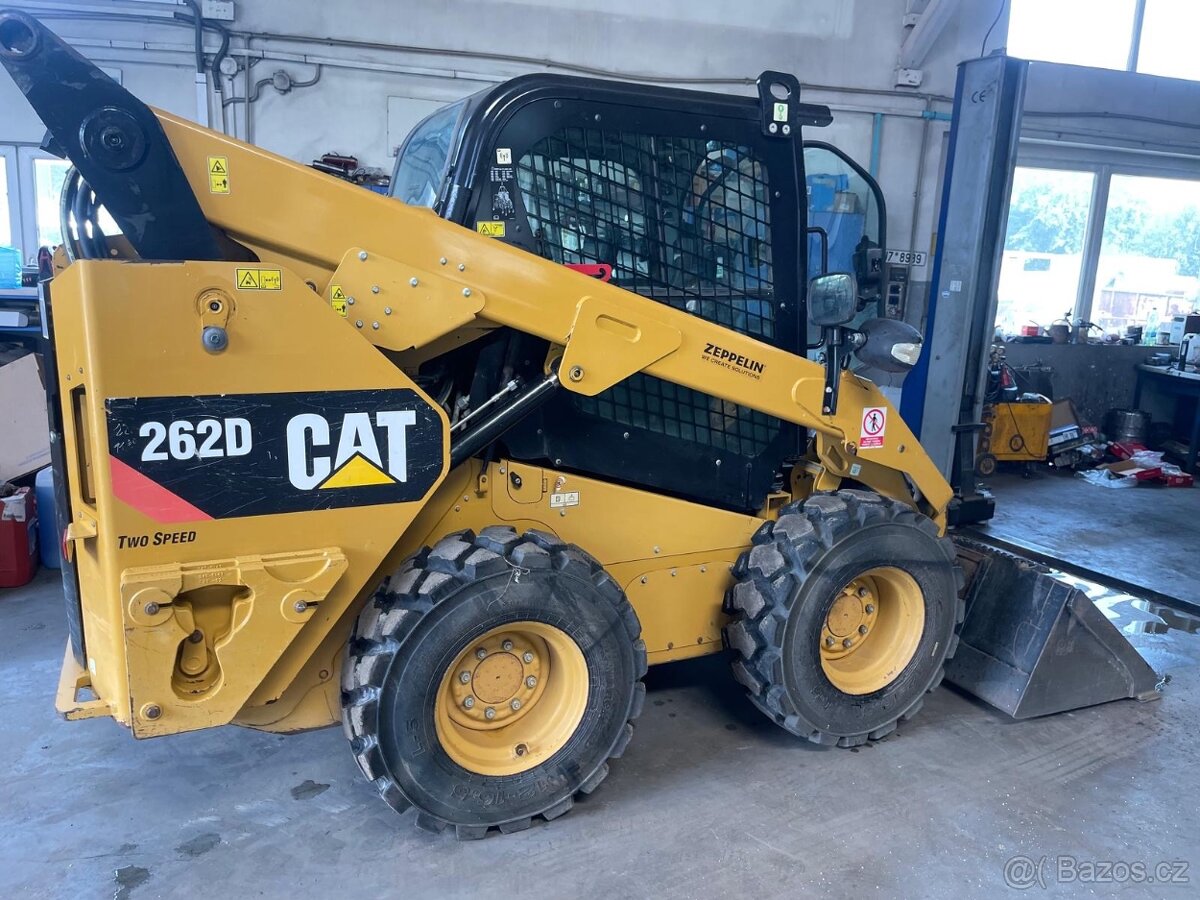 Smykový nakladač CAT 262D - 7