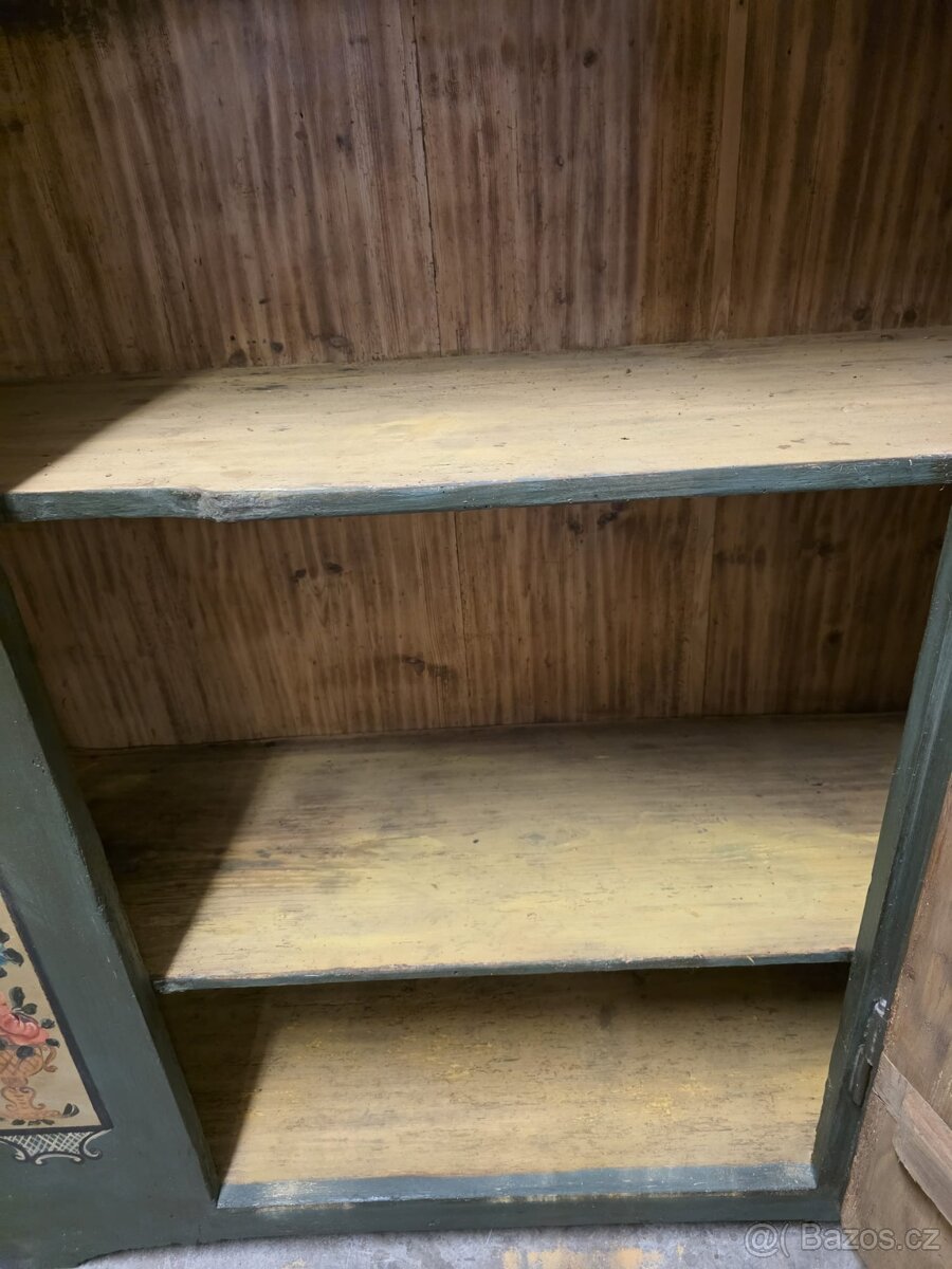 Malovaná skříň po celkové starší renovaci - 7
