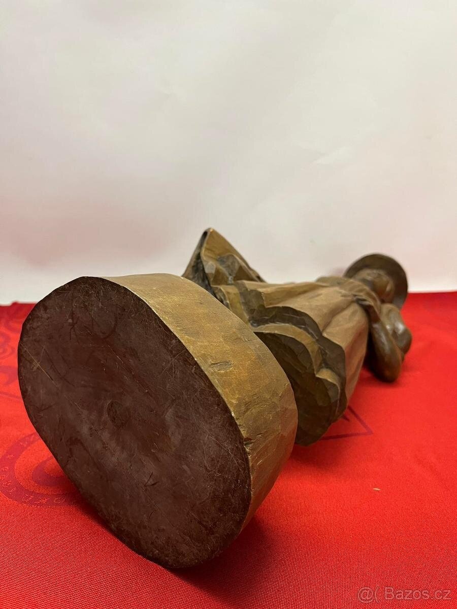 Stará, dřevěná socha, žena v kroji - 7