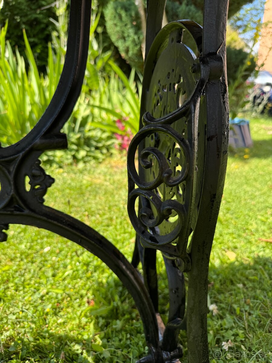 Obdélníkový stůl ze šicího stroje SINGER - 7