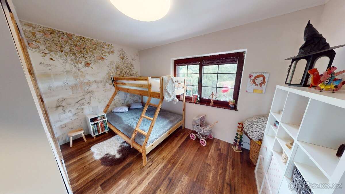Prodej rodinného domu s ateliérem, mobilhome a relaxační zah - Mehr
