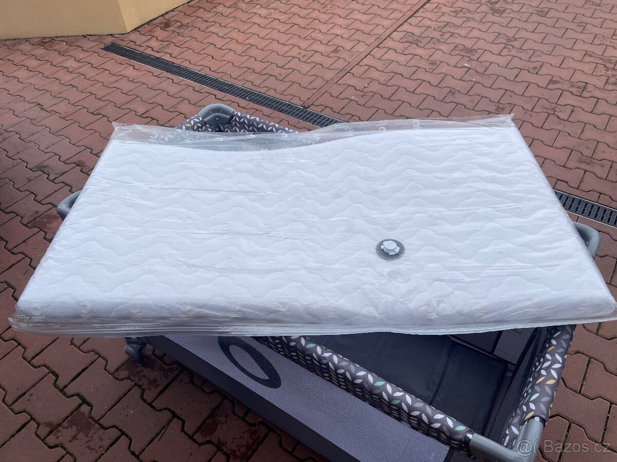 Skládací dětská postýlka s matrací - 7