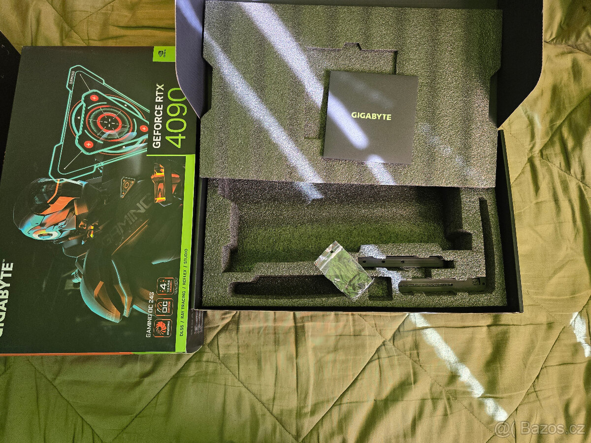 Krabica a antisag bracket od Gigabyte RTX 4090 - 7
