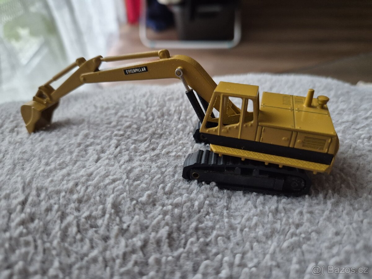 Bagr CAT - 7