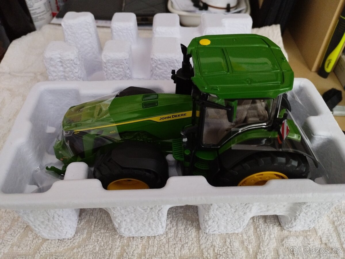 Wiking model zemědělského stroje John Deere 8R - 7