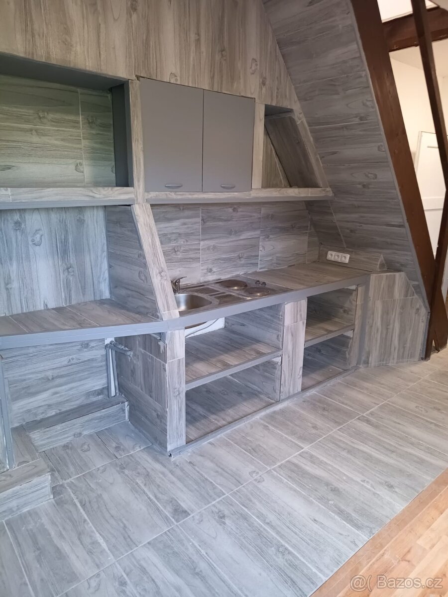 Pronajmu dvoupatrové 1+1 se zahradou v Aši - 7