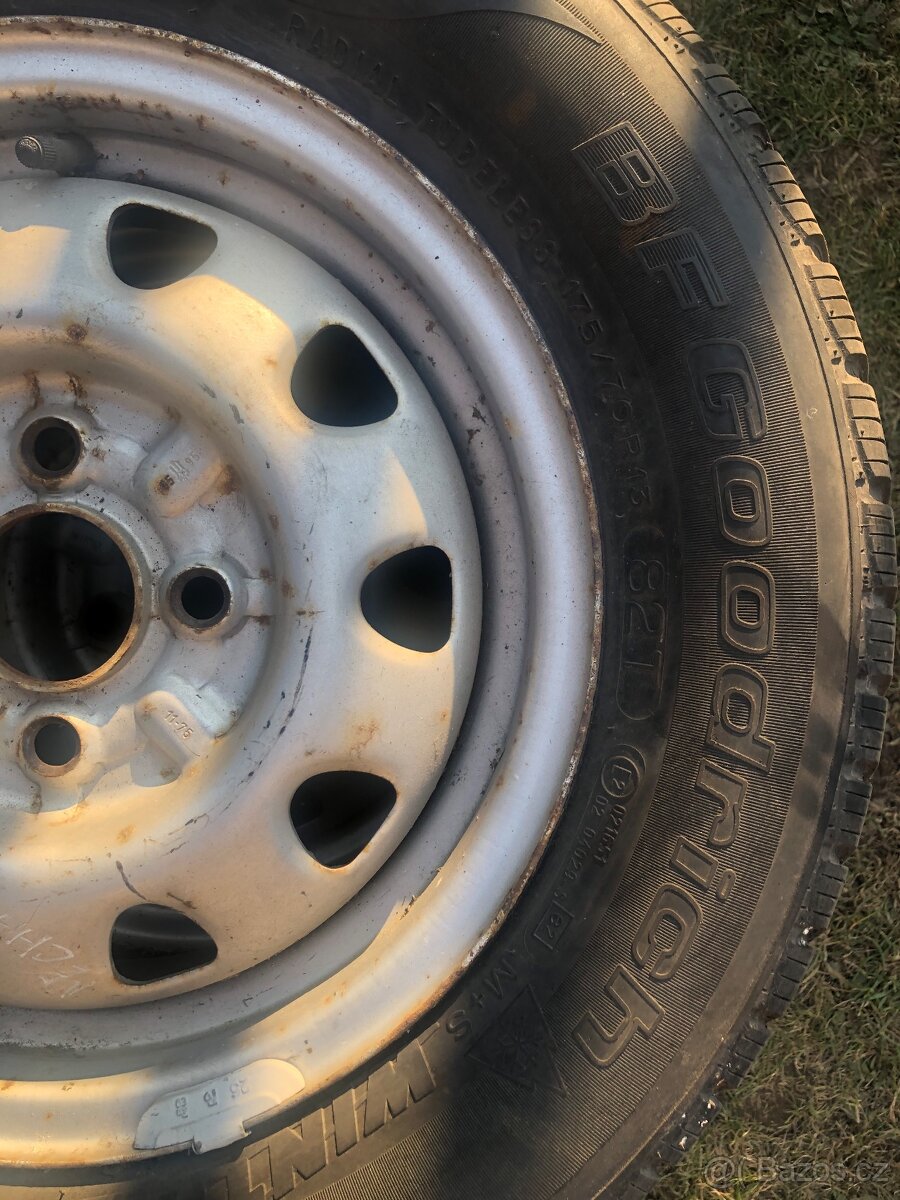 Zimní pneu i s disky na Škodu Felicii - 7