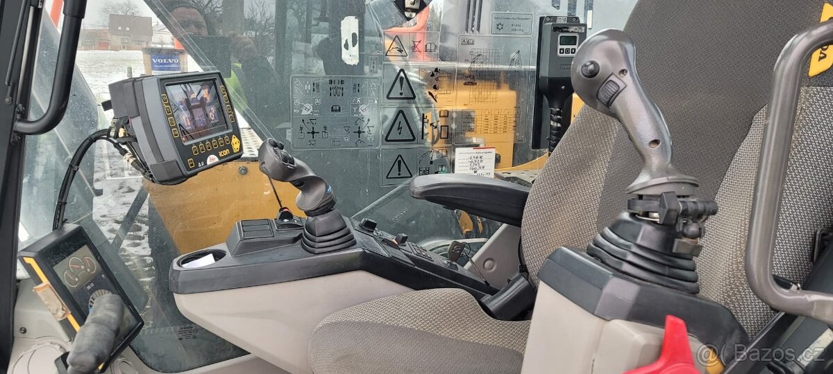 Bagr Volvo ECR235EL - 7