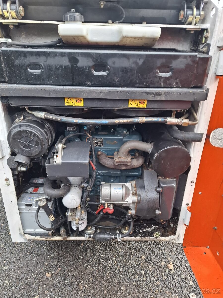 Kolový nakladač BOBCAT S70 cat avant - 7