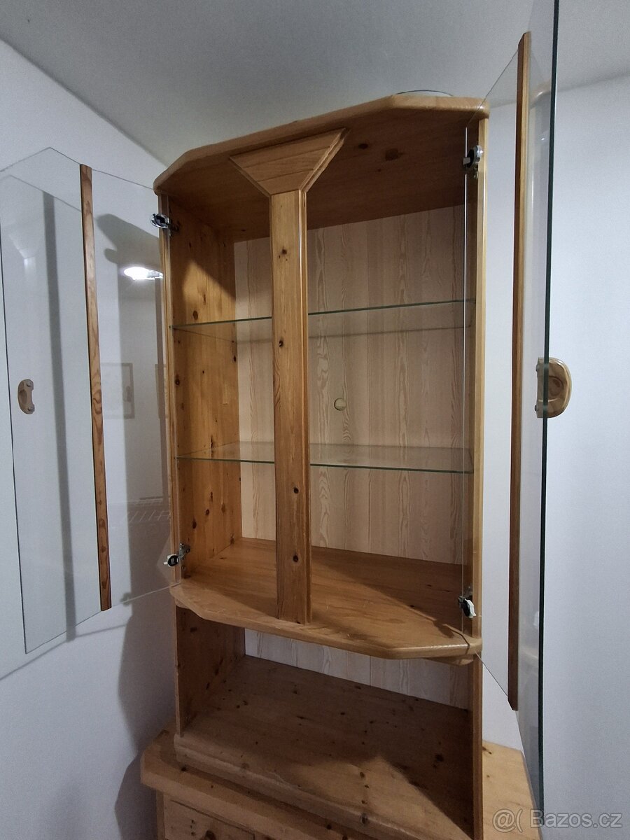 Masivní dvoudílná skříň- vitrína - 7