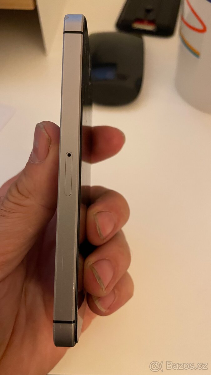 iPhone se 2016 64gb- rozbitý display - 7