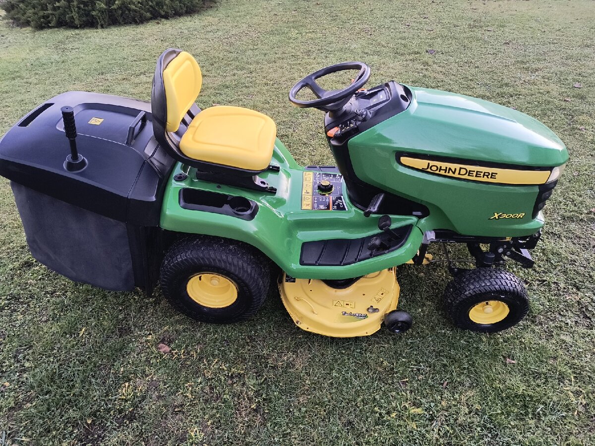 Zahradní traktor John Deere X300R - 7
