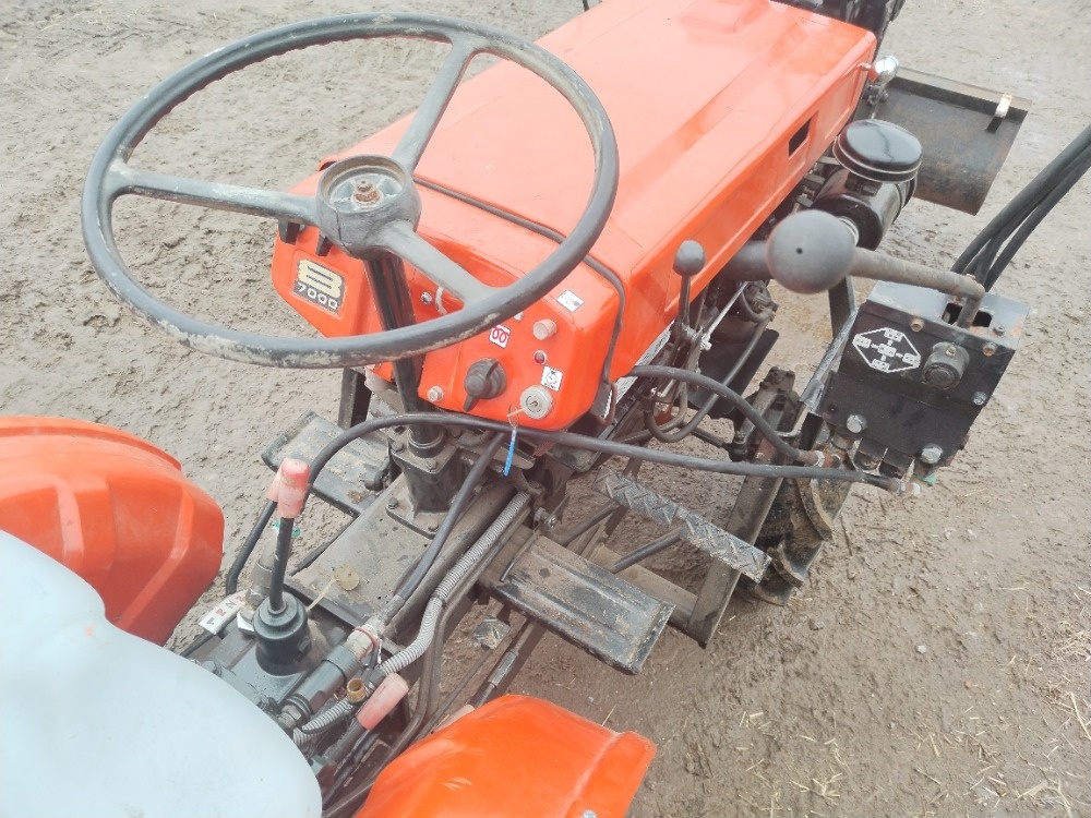 malotraktor KUBOTA B7000 s čelním naladačem - 7