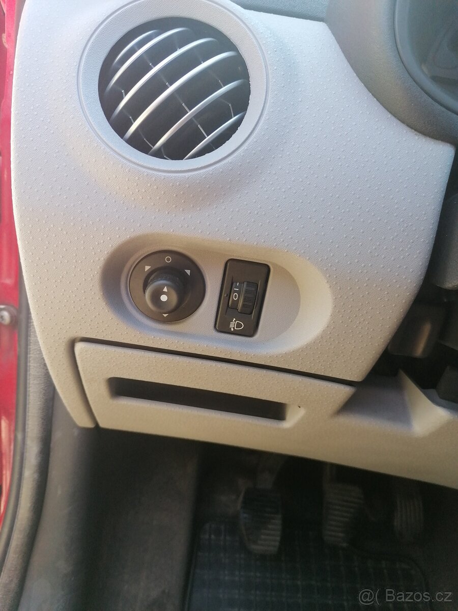 Citroen C3, rok 2003, 1.4I benzín - 7