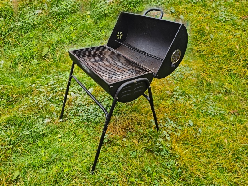 Venkovní gril na dřevěné uhlí. - 7