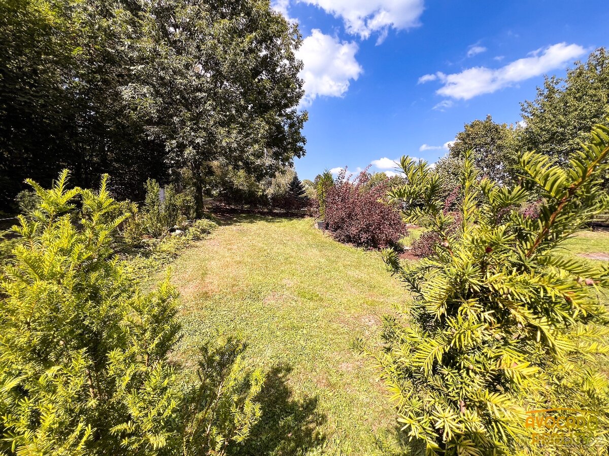 Stavební pozemek s okrasnou zahradou - 7